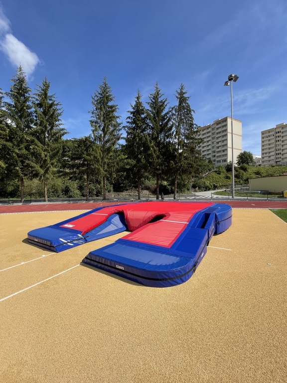 Spoločnosť JIPAST a.s., tradičný český výrobca atletického vybavenia od roku 1992, ponúka certifikované výrobky pre atletické štadióny. Kompletný sortiment pre všetky atletické disciplíny, ideálny pre detskú atletiku a športové kluby