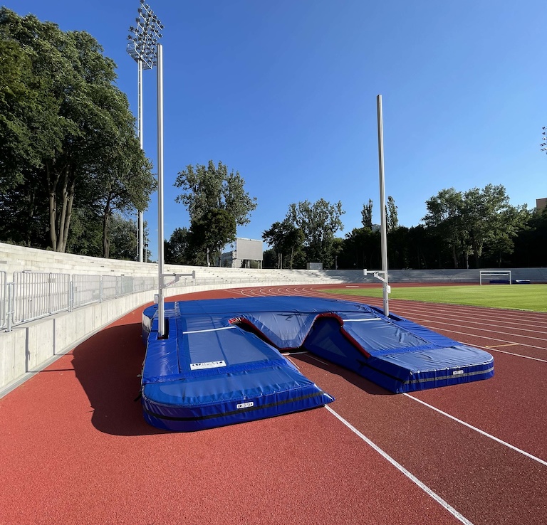 Spoločnosť JIPAST a.s., tradičný český výrobca atletického vybavenia od roku 1992, ponúka certifikované výrobky pre atletické štadióny. Kompletný sortiment pre všetky atletické disciplíny, ideálny pre detskú atletiku a športové kluby