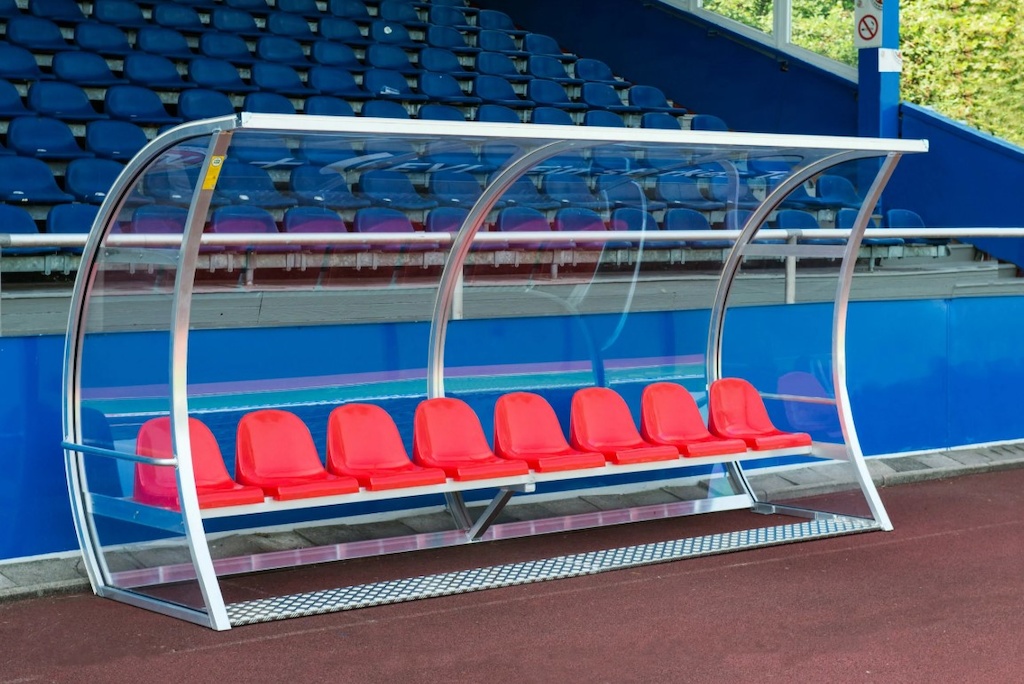 Hráčska striedačka Exkluzív, šírka 2,5 m – 4 sedadlá + integrovaný stôl