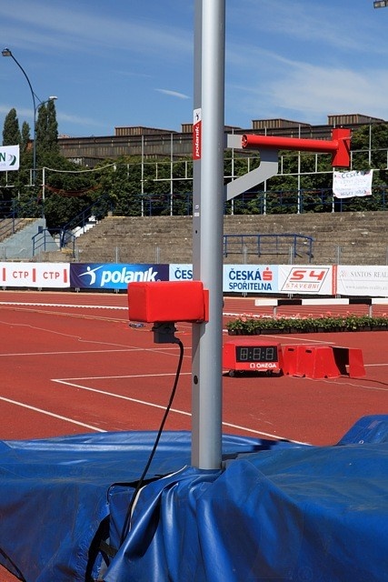 Stojany na skok o žrdi - elektronické ovládanie, certifikácia WA E-11-0620 STT11-65E